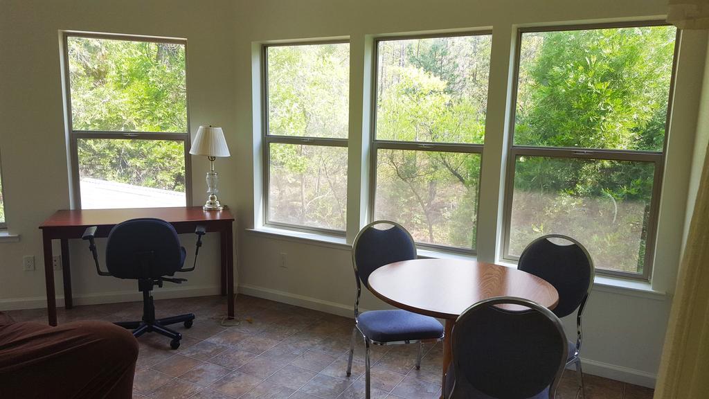גרובלנד Yosemite Riverside Inn מראה חיצוני תמונה