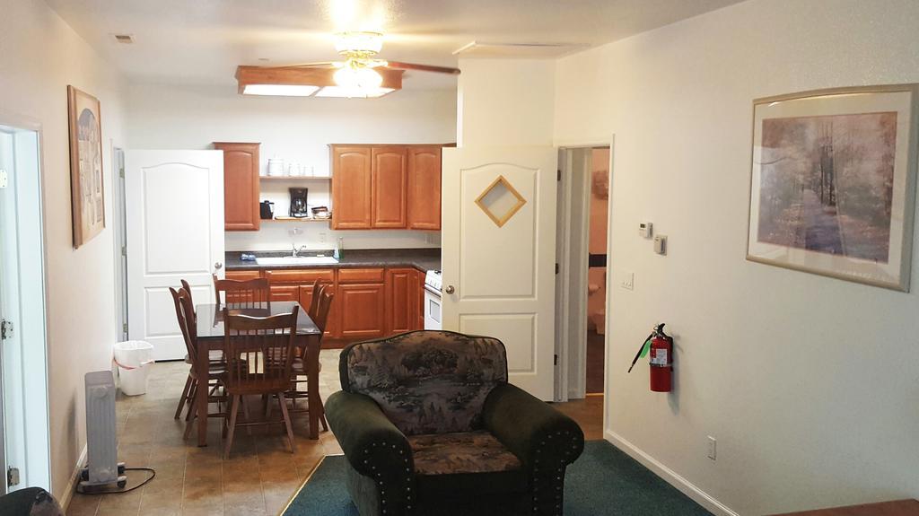 גרובלנד Yosemite Riverside Inn מראה חיצוני תמונה